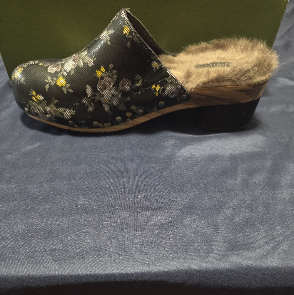 Jambu Black Floral Mules with Faux Fur - Picture 9 of 11